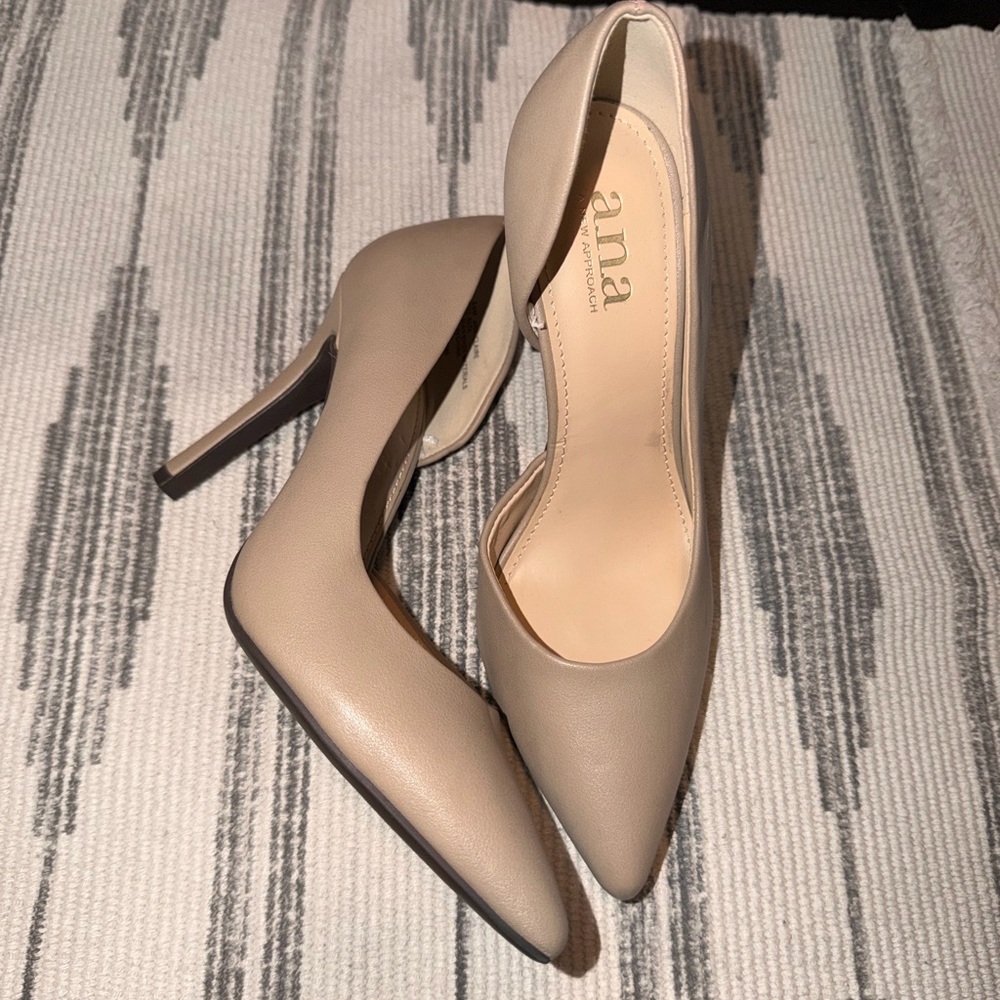 Women's Tan Heels